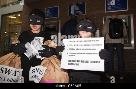 Aktivisten aus UK Uncut und Kampf gegen Rassismus, Imperialismus kämpfen außerhalb der Royal Bank of Scotland Branch im Angel in Islington Stockfoto