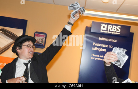 Aktivisten aus UK Uncut und Kampf gegen Rassismus, Imperialismus kämpfen innerhalb der Royal Bank of Scotland Branch im Angel in Islington Stockfoto