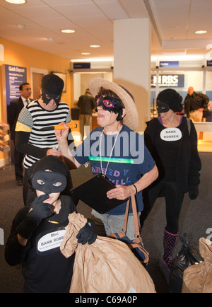 Aktivisten aus UK Uncut und Kampf gegen Rassismus, Imperialismus kämpfen innerhalb der Royal Bank of Scotland Branch im Angel in Islington Stockfoto