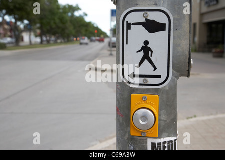 Druckknopf am Fußgängerüberweg Zebrastreifen Straße Straße Winnipeg Manitoba Kanada Stockfoto