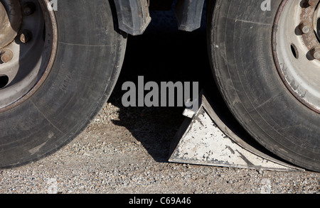 Unterlegkeile unterstellt geparkten LKW - USA Stockfotografie - Alamy