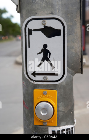 Druckknopf am Fußgängerüberweg Zebrastreifen Straße Straße Winnipeg Manitoba Kanada Stockfoto