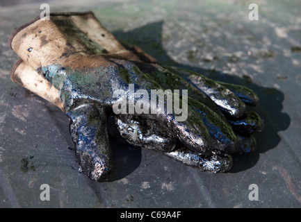 Paar von Pitch bedeckt schmutzige Arbeitshandschuhe , bedeckt mit Pitch , Finnland Stockfoto