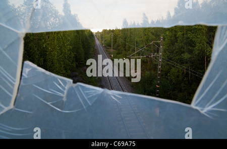 Eisenbahn gesehen von einem Loch im Plexi-Glas, Finnland Stockfoto