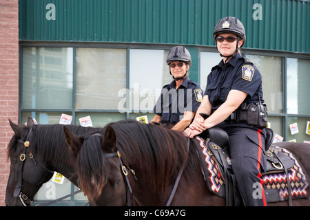zwei weibliche Winnipeg-Polizisten auf dem Pferderücken in Winnipeg Manitoba Kanada Stockfoto