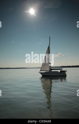 Yacht segeln auf ruhigem Wasser Stockfoto