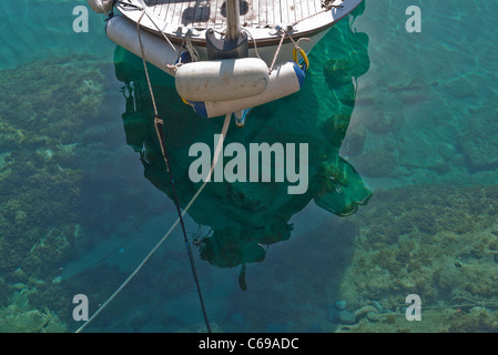 Kleines Fischerboot vertäut am alten Stadthafen Monterosso al Mare, Cinque Terre, Italien. Stockfoto