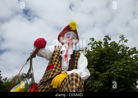 Spaß, Comic, Entertainer. Red Nose Professional Clowns „Sunny & Rainbow“ tragen einen karierten Anzug. Clowning around at the 28th Southport Flower Show Showground Victoria Park, 2011 Stockfoto