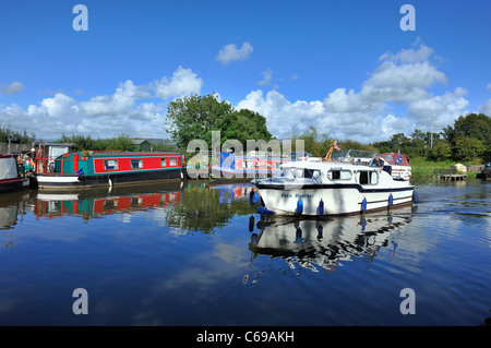 Sonntag Nachmittag auf dem Lancaster-Kanal bei Garstang Lancashire Stockfoto