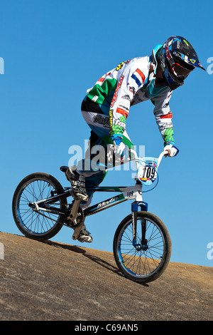 Laura SMULDERS der Niederlande (NED) in der UCI BMX Supercross World Cup 2011 Teil der Baureihe London bereitet im Wettbewerb um die Olympischen Spiele 2012. Stockfoto