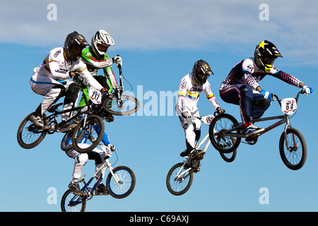 Carlos Alberto RAMIREZ YEPEZ (No.165) von Kolumbien, Romain RICCARDI (No.421) von Italien, Weston Papst (No. 143) der Vereinigten Staaten, Nikolaus lang (No.64) der Vereinigten Staaten, Joris DAUDET (Nr. 1) von Andres Eduardo JIMENEZ CAICEDO (No.717) von Kolumbien, Frankreich, Olympiapark, UCI BMX Supercross Worldcup 2011 Stockfoto