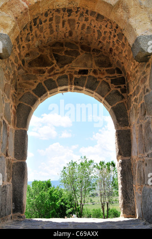 Mittelalterlichen Torbogen aus nach außen innerhalb der Stadtmauern von Ávila, Spanien Stockfoto