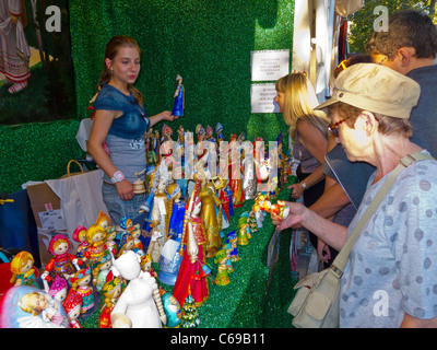 Paris, Frankreich, Touristen Urlaub Einkaufen in Figurines Stall, Street Market in 'Saint Germain des Pres' District, Street Vendor Stockfoto