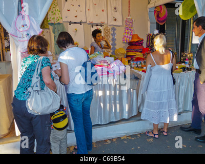 Paris, Frankreich, Kleingruppen, Touristen, Frauen kaufen in Souvenirläden auf dem Straßenmarkt im Viertel Saint Germain des Pres, Straßenhändler, von hinten Stockfoto