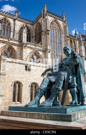 Statue von Konstantin dem großen außerhalb York Minster Stockfoto