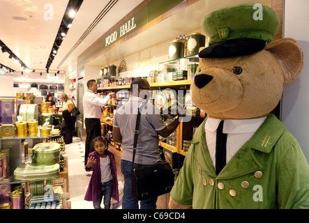 Harrods tragen am Eingang in das Kaufhaus Harrods, Terminal 3, Heathrow Flughafen London UK Stockfoto