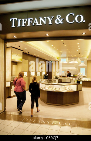 Tiffany & Co. Juweliere am Flughafen Heathrow London UK Termianl 3 Stockfoto