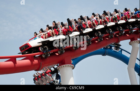 Die "Menschliche" Festplatz Achterbahnfahrt, mit der "Zylon" im Hintergrund, in den Universal Studios, Sentosa Island, Singapur Stockfoto