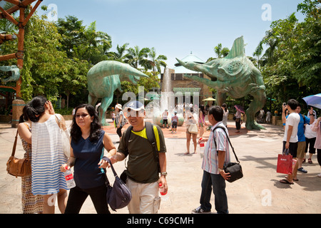 Straßenszene in Jurassic Park Bereich, Universal Studios, Insel Sentosa Singapur Stockfoto