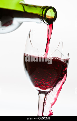 Wein Überlauf in die das zerbrochene Glas Stockfoto