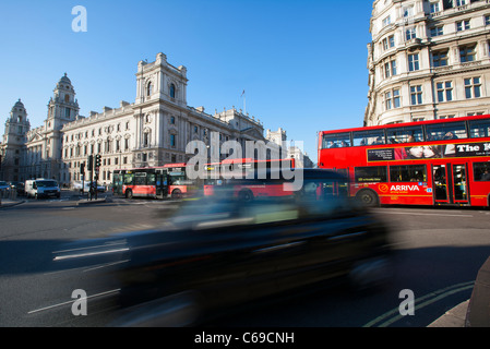 Londoner Busse und Taxi mit Geschwindigkeit, Westminster, London, England, UK, Europa Stockfoto