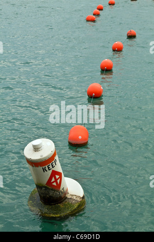 Rote Bouies Vorfeld der Sicherheit Meeresstation Chicago am Lake Michigan, Chicago, Illinois Stockfoto