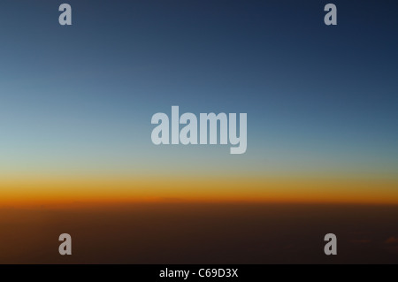 Luftbild vom Flugzeug Flugzeug bei Sonnenuntergang über dem Atlantik Stockfoto