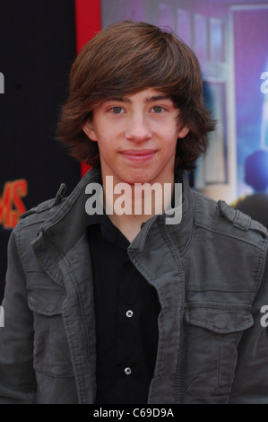 Jimmy Bennett im Ankunftsbereich für MARS braucht MOMS Premiere, El Capitan Theatre, Los Angeles, CA 6. März 2011. Foto von: Elizabeth Goodenough/Everett Collection Stockfoto