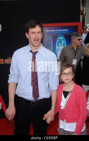 Tom Scott, Arly Scott im Ankunftsbereich für MARS braucht MOMS Premiere, El Capitan Theatre, Los Angeles, CA 6. März 2011. Foto von: Michael Germana/Everett Collection Stockfoto