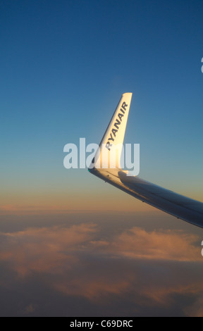 Flügelspitze von Ryanair Boeing 737-800 Flugzeug Flugzeug bei Sonnenuntergang über dem Atlantik Stockfoto