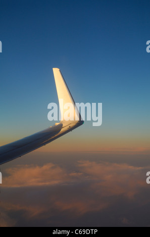 Flügelspitze der Boeing 737-800 Flugzeug Flugzeug bei Sonnenuntergang über dem Atlantik Stockfoto