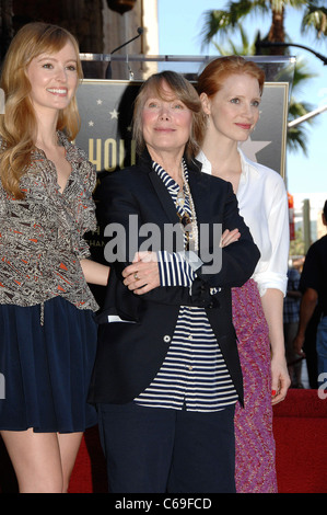 Ahna O'Reilly, Sissy Spacek, Jessica Chastain bei der Induktion Zeremonie für Stern auf dem Hollywood gehen von Fame Zeremonie für Sissy Spacek, Hollywood Boulevard, Los Angeles, CA 1. August 2011. Foto von: Michael Germana/Everett Collection Stockfoto