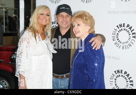 Catherine Hickland, Todd Fisher, Debbie Reynolds im Ankunftsbereich für Paley Center & TCM vorhanden Debbie Reynolds' Hollywood Erinnerungsstücke aufweisen, Paley Center for Media, Los Angeles, CA 7. Juni 2011. Foto von: Dee Cercone/Everett Collection Stockfoto