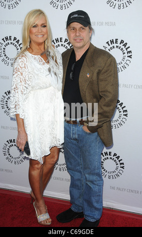 Catherine Hickland, Todd Fisher im Ankunftsbereich für Paley Center & TCM vorhanden Debbie Reynolds' Hollywood Erinnerungsstücke aufweisen, Paley Center for Media, Los Angeles, CA 7. Juni 2011. Foto von: Dee Cercone/Everett Collection Stockfoto