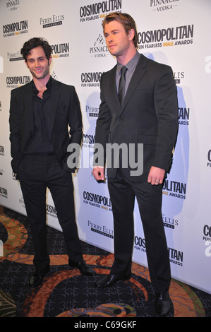 Penn Badgley, Chris Hemsworth im Ankunftsbereich für kosmopolitische Spaß furchtlose Männer 2011 Party, Mandarin Oriental Ballroom, New York, NY 7. März 2011. Foto von: Gregorio T. Binuya/Everett Collection Stockfoto