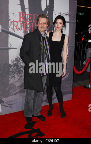 Gary Oldman, Donya Fiorentino im Ankunftsbereich für rot RIDING HOOD Premiere Graumans Chinese Theatre, Los Angeles, CA 7. März 2011. Foto von: Elizabeth Goodenough/Everett Collection Stockfoto