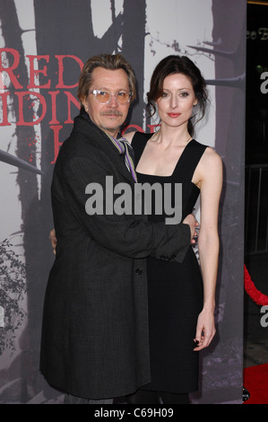 Gary Oldman, Donya Fiorentino im Ankunftsbereich für rot RIDING HOOD Premiere Graumans Chinese Theatre, Los Angeles, CA 7. März 2011. Foto von: Elizabeth Goodenough/Everett Collection Stockfoto