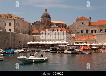 Der Blick über den Hafen, der Altstadt von Dubrovnik, Kroatien. Stockfoto