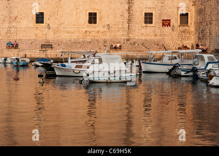 Ein Sommerabend Blick auf den alten Hafen in der Altstadt von Dubrovnik, Dubrovnik, Kroatien, Europa. Stockfoto