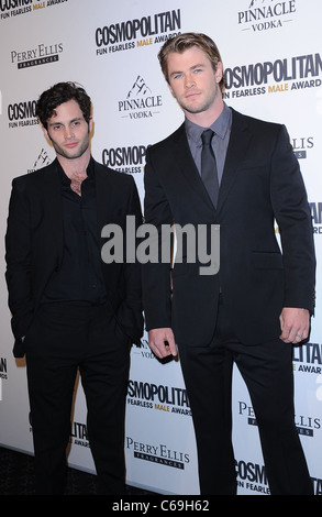 Penn Badgley, Chris Hemsworth im Ankunftsbereich für kosmopolitische Spaß furchtlose Männer 2011 Party, Mandarin Oriental Ballroom, New York, NY 7. März 2011. Foto von: Kristin Callahan/Everett Collection Stockfoto