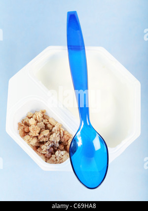 Natürlichen Joghurt mit Müsli in der Tasse Stockfoto