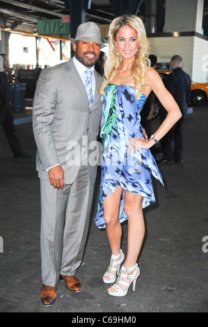 Tiki Barber, Traci Lynn Johnson bei der Ankunft für die frische Luft Fonds Salute zu amerikanischen Helden, Pier 60 bei Chelsea Piers, New York, NY 2. Juni 2011. Foto von: Gregorio T. Binuya/Everett Collection Stockfoto