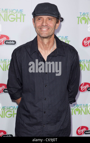 Michael Biehn im Ankunftsbereich für TAKE ME HOME TONIGHT Premiere, LA Live Regal Kinos Premiere, Los Angeles, CA 2. März 2011. Foto von: Emiley Schweich/Everett Collection Stockfoto