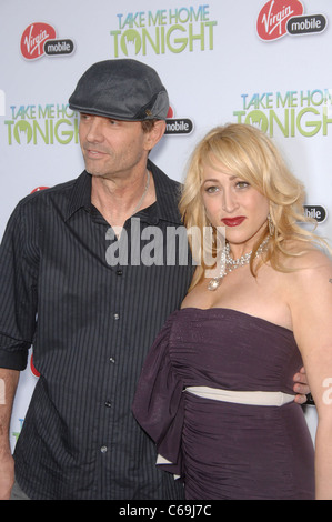 Michael Biehn, Jennifer Blanc im Ankunftsbereich für TAKE ME HOME TONIGHT Premiere, LA Live Regal Kinos Premiere, Los Angeles, CA 2. März 2011. Foto von: Michael Germana/Everett Collection Stockfoto