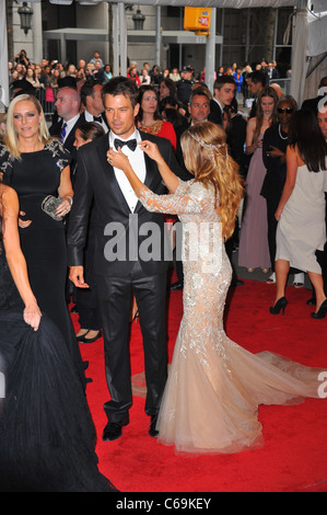 Josh Duhamel, Stacy Ferguson, auch bekannt als Fergie im Ankunftsbereich für Alexander McQueen: Savage Beauty Opening Night Gala - Teil 1, Metropolitan Museum of Art Costume Institute, New York, NY 2. Mai 2011. Foto von: Gregorio T. Binuya/Everett Collection Stockfoto