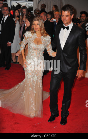 Josh Duhamel, Stacy Ferguson, auch bekannt als Fergie im Ankunftsbereich für Alexander McQueen: Savage Beauty Opening Night Gala - Teil 1, Metropolitan Museum of Art Costume Institute, New York, NY 2. Mai 2011. Foto von: Gregorio T. Binuya/Everett Collection Stockfoto