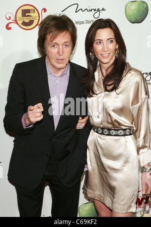 Sir Paul McCartney, Nancy Shevell in Anwesenheit für The Beatles LOVE von Cirque du Soleil Fifth Anniversary Celebration, Liebe Theater-Lobby im The Mirage, Las Vegas, NV 8. Juni 2011. Foto von: James Atoa/Everett Collection Stockfoto