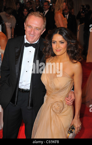 Francois-Henri Pinault, Salma Hayek im Ankunftsbereich für Alexander McQueen: Savage Beauty Opening Night Gala - Teil 1, Metropolitan Museum of Art Costume Institute, New York, NY 2. Mai 2011. Foto von: Gregorio T. Binuya/Everett Collection Stockfoto