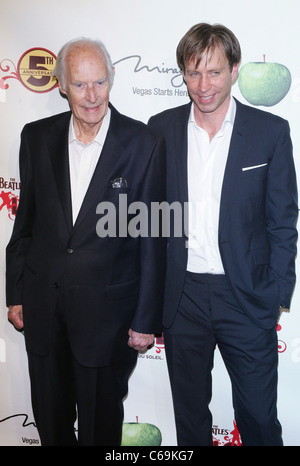 Sir George Martin, Giles Martin in Anwesenheit für The Beatles LOVE von Cirque du Soleil Fifth Anniversary Celebration, Liebe Theater-Lobby im The Mirage, Las Vegas, NV 8. Juni 2011. Foto von: James Atoa/Everett Collection Stockfoto