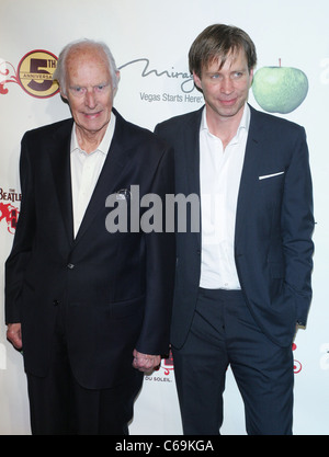 Sir George Martin, Giles Martin in Anwesenheit für The Beatles LOVE von Cirque du Soleil Fifth Anniversary Celebration, Liebe Theater-Lobby im The Mirage, Las Vegas, NV 8. Juni 2011. Foto von: James Atoa/Everett Collection Stockfoto